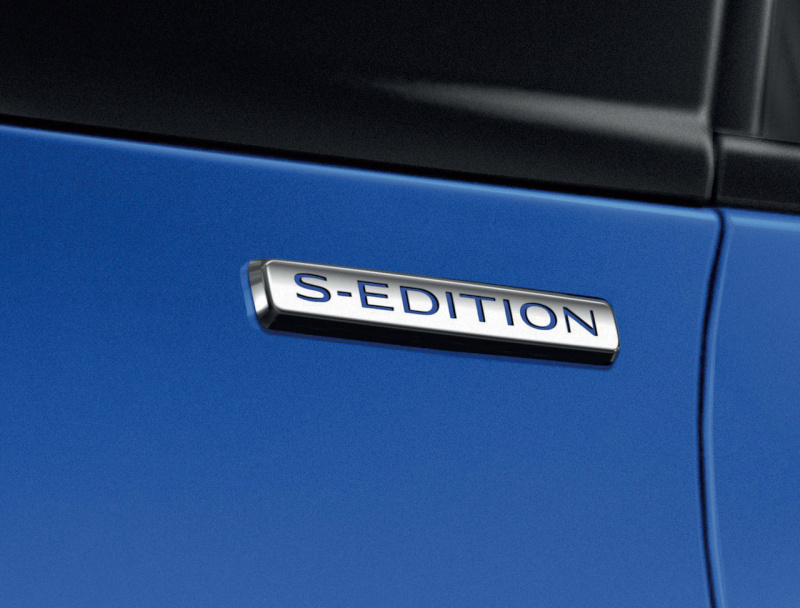 「【新車】ブルーの外観と専用アルカンタラ×ファブリックコンビシートが際立つ「ルノー キャプチャー S-EDITION」」の6枚目の画像