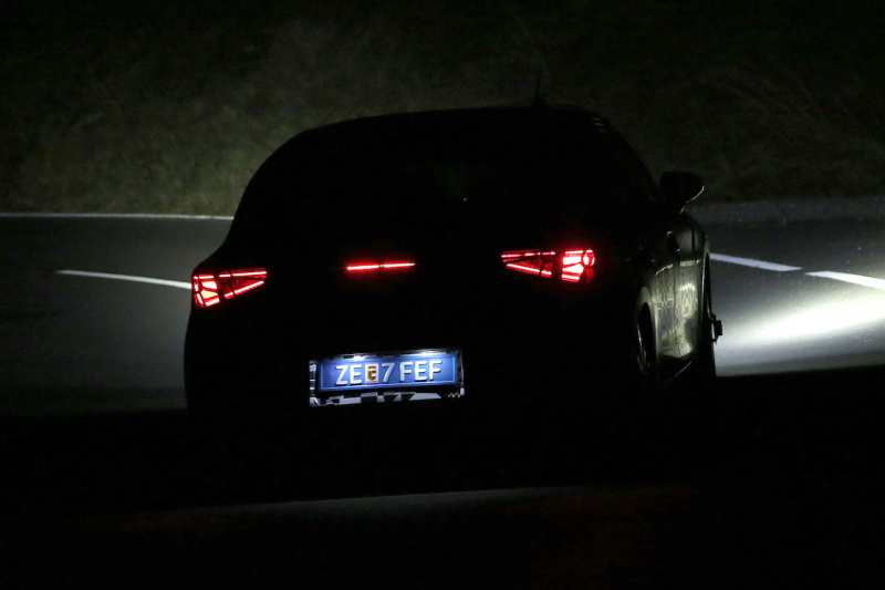 「VWグループ最新の電動モデル!? 暗闇を走り去るテスト車両の正体は？」の8枚目の画像
