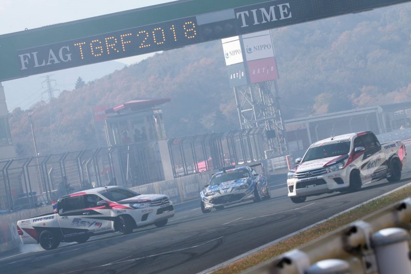 「【TGRF2018】600馬力のスペシャルな「トヨタ・ハイラックス」がTGRFでドリフトをキメる！」の7枚目の画像