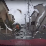 「大井貴之が遭遇！ 雨の交差点で起きた事故直前の衝撃シーン!!　ドラレコが記録した危険な自転車の運転は？」の1枚目の画像ギャラリーへのリンク