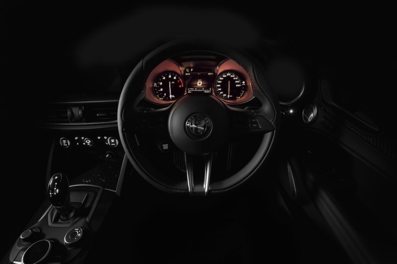 「【新車】ニュルブルクリンクで量産SUV世界最速タイムを記録した究極のドライビングSUV「ステルヴィオ・クアドリフォリオ」が登場」の14枚目の画像