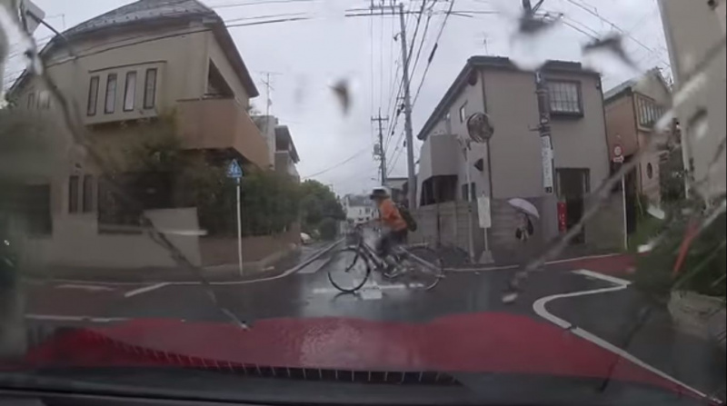 「大井貴之が遭遇！ 雨の交差点で起きた事故直前の衝撃シーン!!　ドラレコが記録した危険な自転車の運転は？」の3枚目の画像