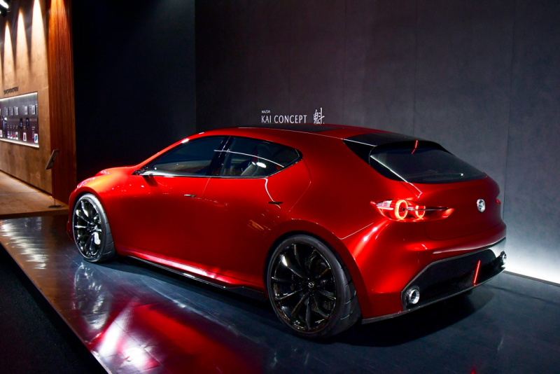 「深化した「魂動デザイン」と「SKYACTIV-X」が注目の新型Mazda3（アクセラ）を披露へ【ロサンゼルス自動車ショー2018】」の3枚目の画像