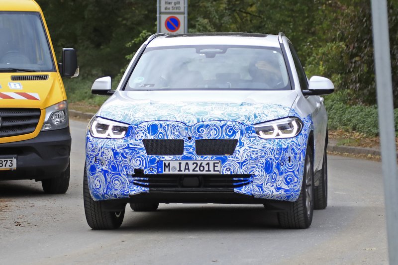 「BMWの新EVシリーズ第1弾「iX3」を鮮明に全アングルから激写！ 「iX1」から「iX9」まで設定の可能性も」の1枚目の画像