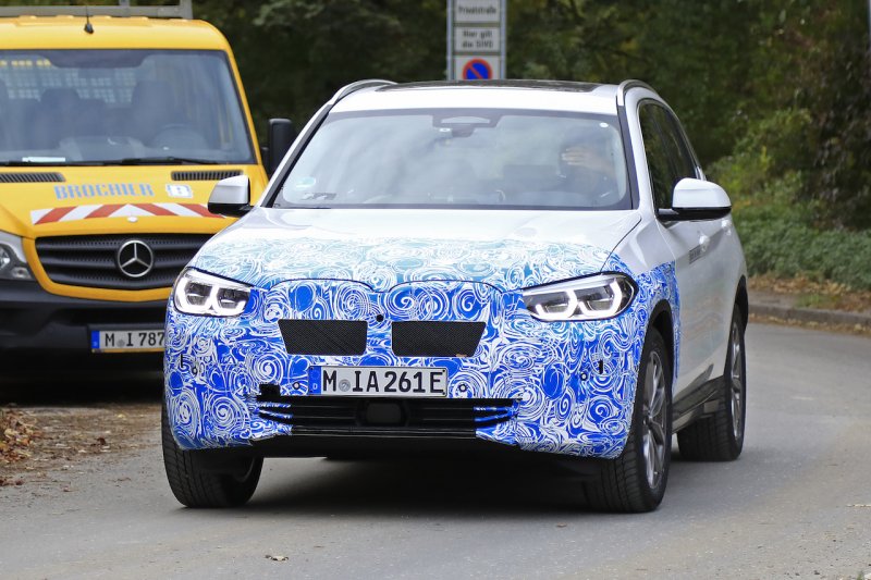 「BMWの新EVシリーズ第1弾「iX3」を鮮明に全アングルから激写！ 「iX1」から「iX9」まで設定の可能性も」の2枚目の画像