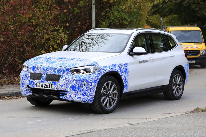 「BMWの新EVシリーズ第1弾「iX3」を鮮明に全アングルから激写！ 「iX1」から「iX9」まで設定の可能性も」の5枚目の画像