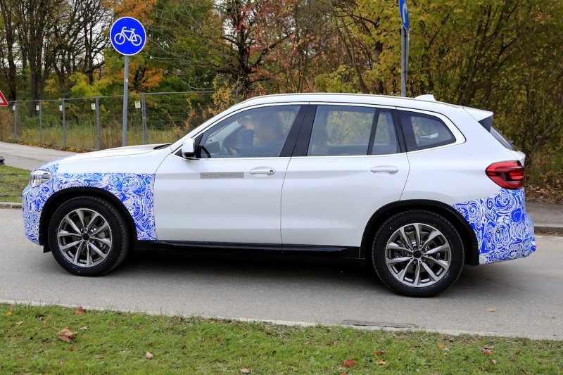 「BMWの新EVシリーズ第1弾「iX3」を鮮明に全アングルから激写！ 「iX1」から「iX9」まで設定の可能性も」の8枚目の画像