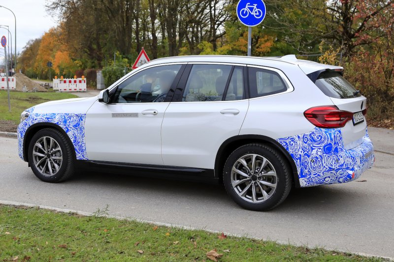 「BMWの新EVシリーズ第1弾「iX3」を鮮明に全アングルから激写！ 「iX1」から「iX9」まで設定の可能性も」の9枚目の画像