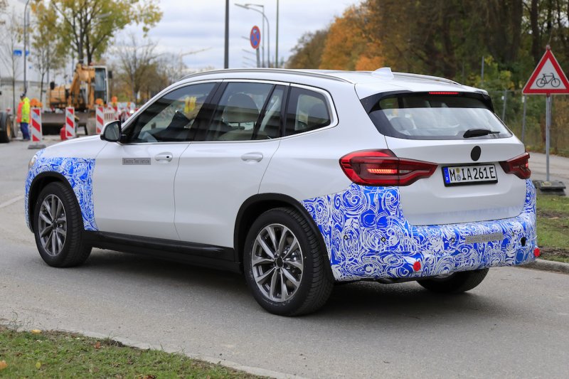 「BMWの新EVシリーズ第1弾「iX3」を鮮明に全アングルから激写！ 「iX1」から「iX9」まで設定の可能性も」の11枚目の画像