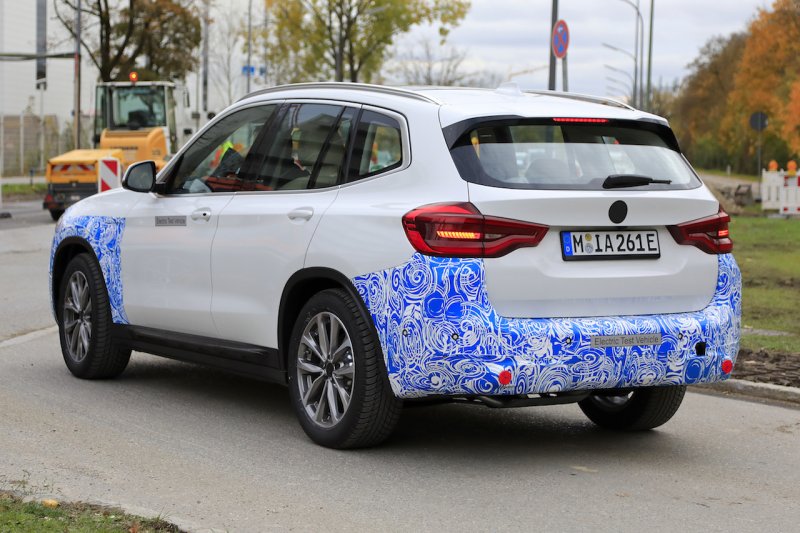 「BMWの新EVシリーズ第1弾「iX3」を鮮明に全アングルから激写！ 「iX1」から「iX9」まで設定の可能性も」の12枚目の画像