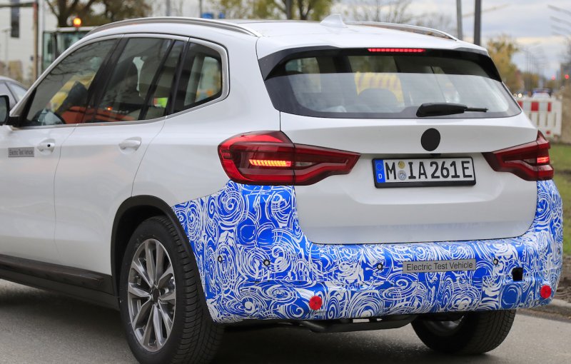 「BMWの新EVシリーズ第1弾「iX3」を鮮明に全アングルから激写！ 「iX1」から「iX9」まで設定の可能性も」の14枚目の画像