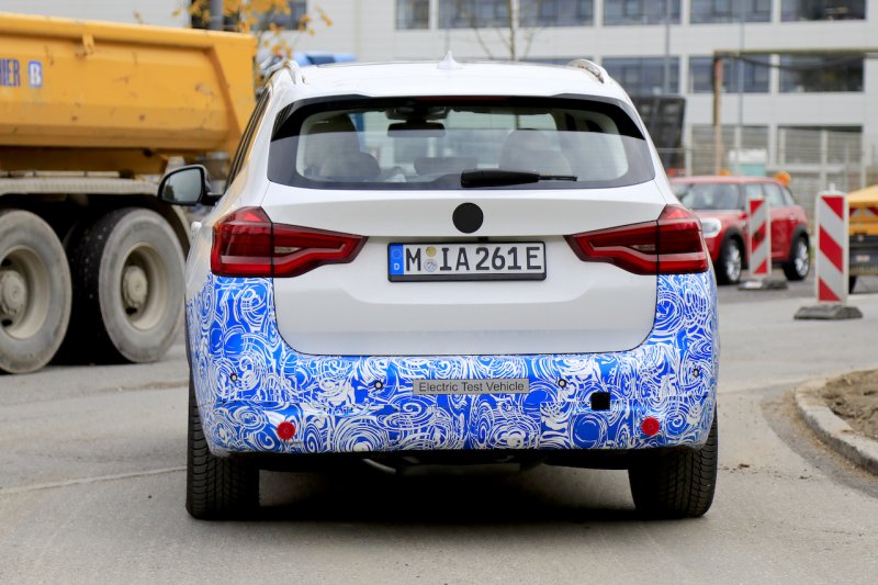 「BMWの新EVシリーズ第1弾「iX3」を鮮明に全アングルから激写！ 「iX1」から「iX9」まで設定の可能性も」の15枚目の画像