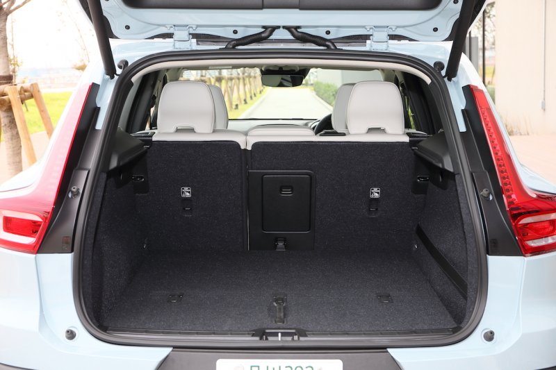 「【ボルボXC40試乗】人気SUVの車内、荷室の広さ、日本車顔負けの収納スペースなどの使い勝手はどうか？」の5枚目の画像
