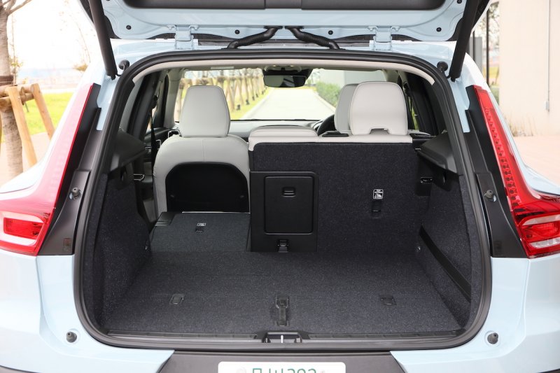 「【ボルボXC40試乗】人気SUVの車内、荷室の広さ、日本車顔負けの収納スペースなどの使い勝手はどうか？」の8枚目の画像