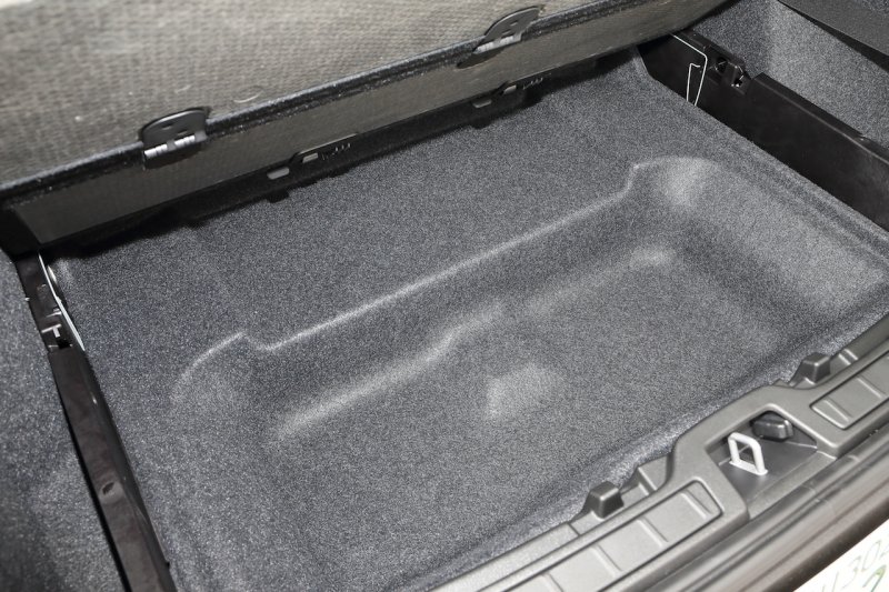 「【ボルボXC40試乗】人気SUVの車内、荷室の広さ、日本車顔負けの収納スペースなどの使い勝手はどうか？」の3枚目の画像