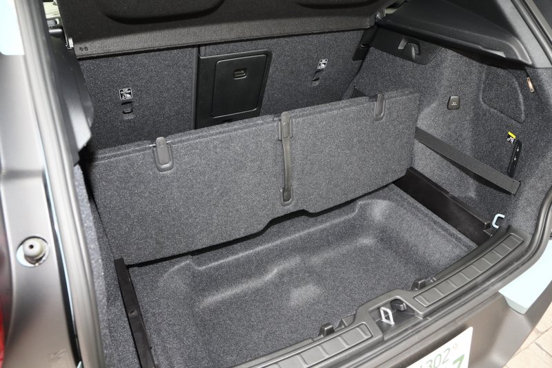 「【ボルボXC40試乗】人気SUVの車内、荷室の広さ、日本車顔負けの収納スペースなどの使い勝手はどうか？」の1枚目の画像