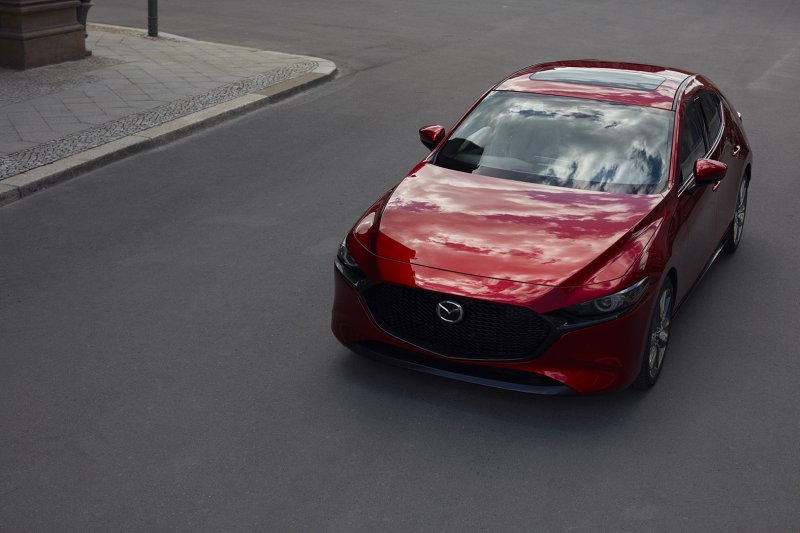「【ロサンゼルスオートショー2018】新型Mazda3がワールドプレミア。深化した「魂動デザイン」と「SKYACTIV-VEHICLE ARCHITECTURE」の走りが注目」の1枚目の画像
