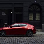 【ロサンゼルスオートショー2018】新型Mazda3がワールドプレミア。深化した「魂動デザイン」と「SKYACTIV-VEHICLE ARCHITECTURE」の走りが注目 - P1J16153s