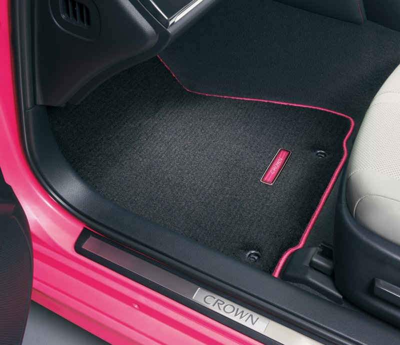 「【幻の限定車、中古車で今いくら？】ピンク色は安いという常識を覆したトヨタ・クラウン“Re BORN PINK”の市場価格をチェック」の9枚目の画像