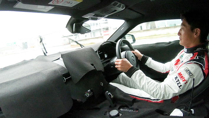 「【トヨタスープラ プロトタイプ試乗】元F1ドライバー・井出有治選手が新型スープラを速攻テスト」の4枚目の画像