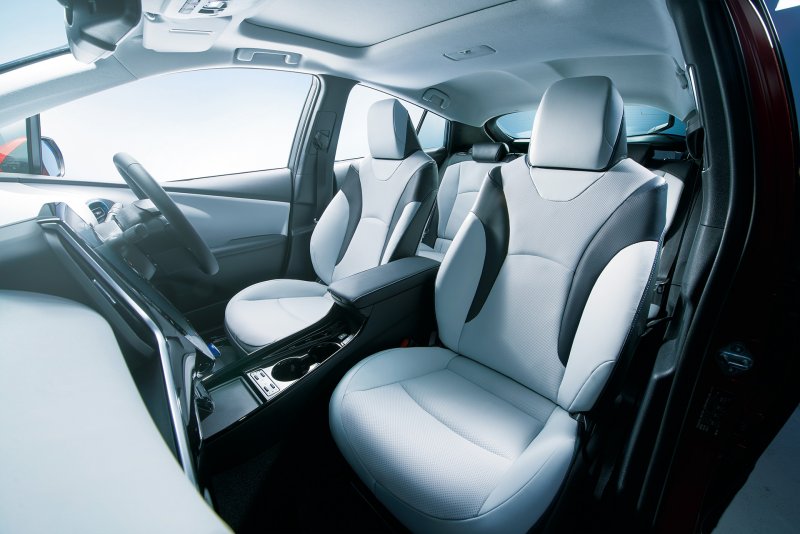「【新車】トヨタ・プリウスがマイナーチェンジ。内・外装を一新し、安全装備もアップデート」の12枚目の画像