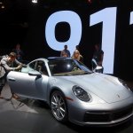 【ロサンゼルスオートショー2018】最良最新のポルシェ・911を発表。従来型の違いは……よくわからない⁉ - 4-LA1128-1_154