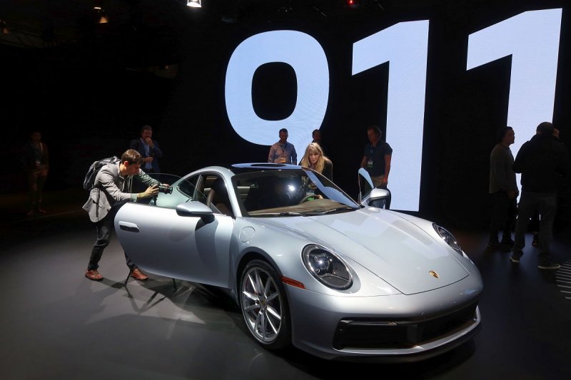 「【ロサンゼルスオートショー2018】最良最新のポルシェ・911を発表。従来型の違いは……よくわからない⁉」の8枚目の画像