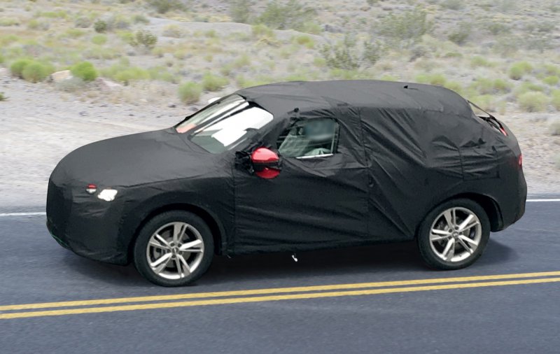 「噂の新型SUV「アウディ・Q4」を激写。市販型では「Q3スポーツバック」を名乗る!?」の1枚目の画像
