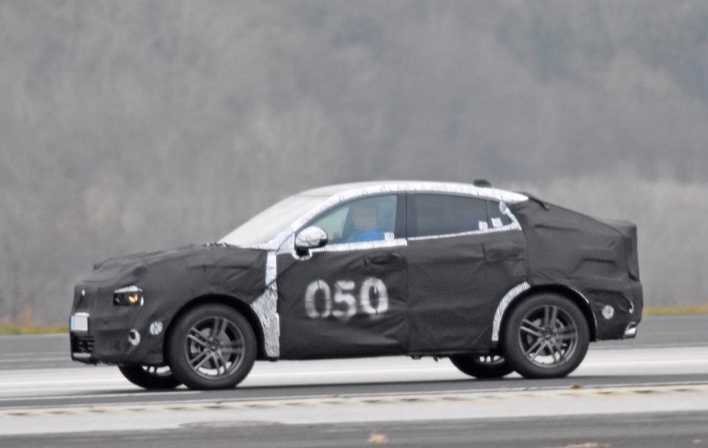 「ロータス初SUVの基盤モデルか？ ボルボベースのクーペSUV開発車両を激写」の7枚目の画像