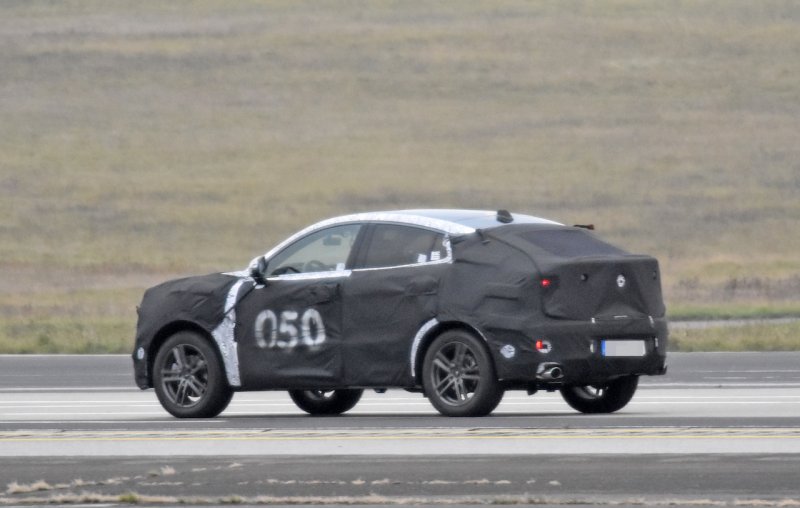 「ロータス初SUVの基盤モデルか？ ボルボベースのクーペSUV開発車両を激写」の9枚目の画像
