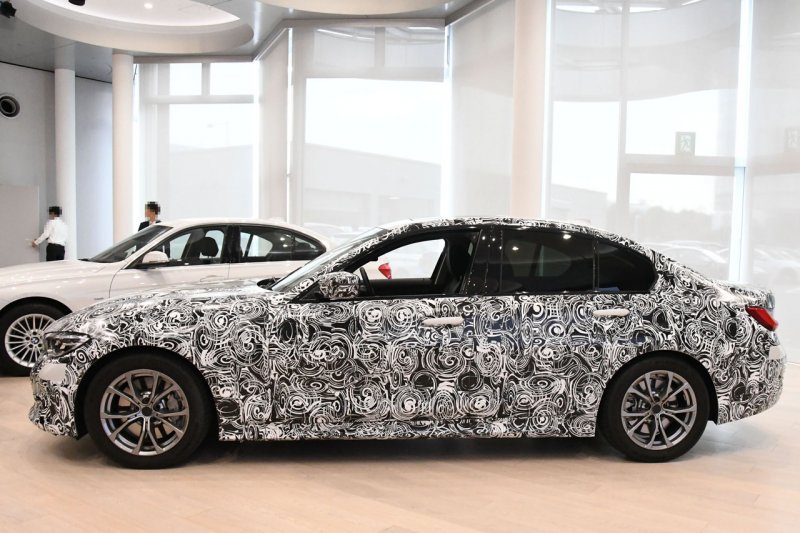 「【新型BMW・3シリーズ プロトタイプ】「日本仕様」として投入される320iは、本国の330iのディチューン版!?」の4枚目の画像