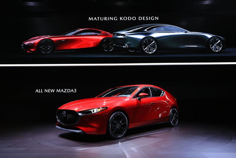 「【東京オートサロン2019】新型Mazda 3（アクセラ）を日本初公開。CX-8、CX-5、ロードスターの用品装着車も出展」の8枚目の画像