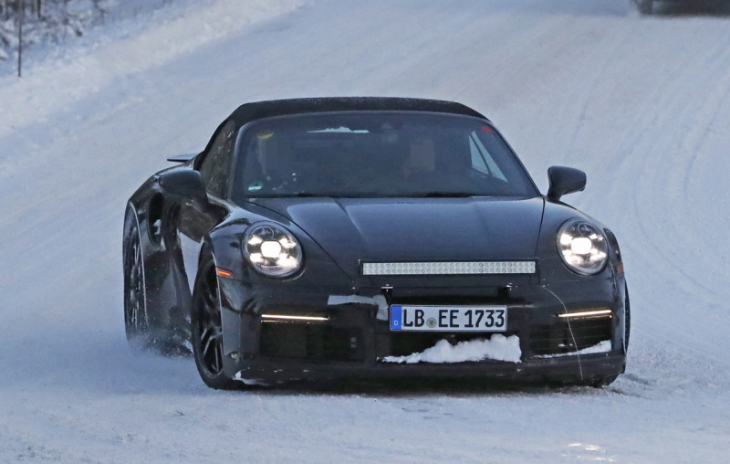 「ポルシェ・911ターボカブリオレ新型、豪雪地帯に出現。610馬力のハイパワーモデルか？」の1枚目の画像