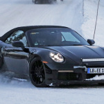 ポルシェ・911ターボカブリオレ新型、豪雪地帯に出現。610馬力のハイパワーモデルか？ - Porsche 992 Turbo Convertible Winter 2