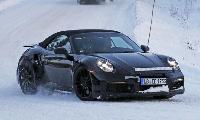 「ポルシェ・911ターボカブリオレ新型、豪雪地帯に出現。610馬力のハイパワーモデルか？」の2枚目の画像