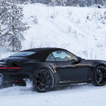 ポルシェ・911ターボカブリオレ新型、豪雪地帯に出現。610馬力のハイパワーモデルか？ - Porsche 992 Turbo Convertible Winter 5
