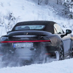 ポルシェ・911ターボカブリオレ新型、豪雪地帯に出現。610馬力のハイパワーモデルか？ - Porsche 992 Turbo Convertible Winter 8
