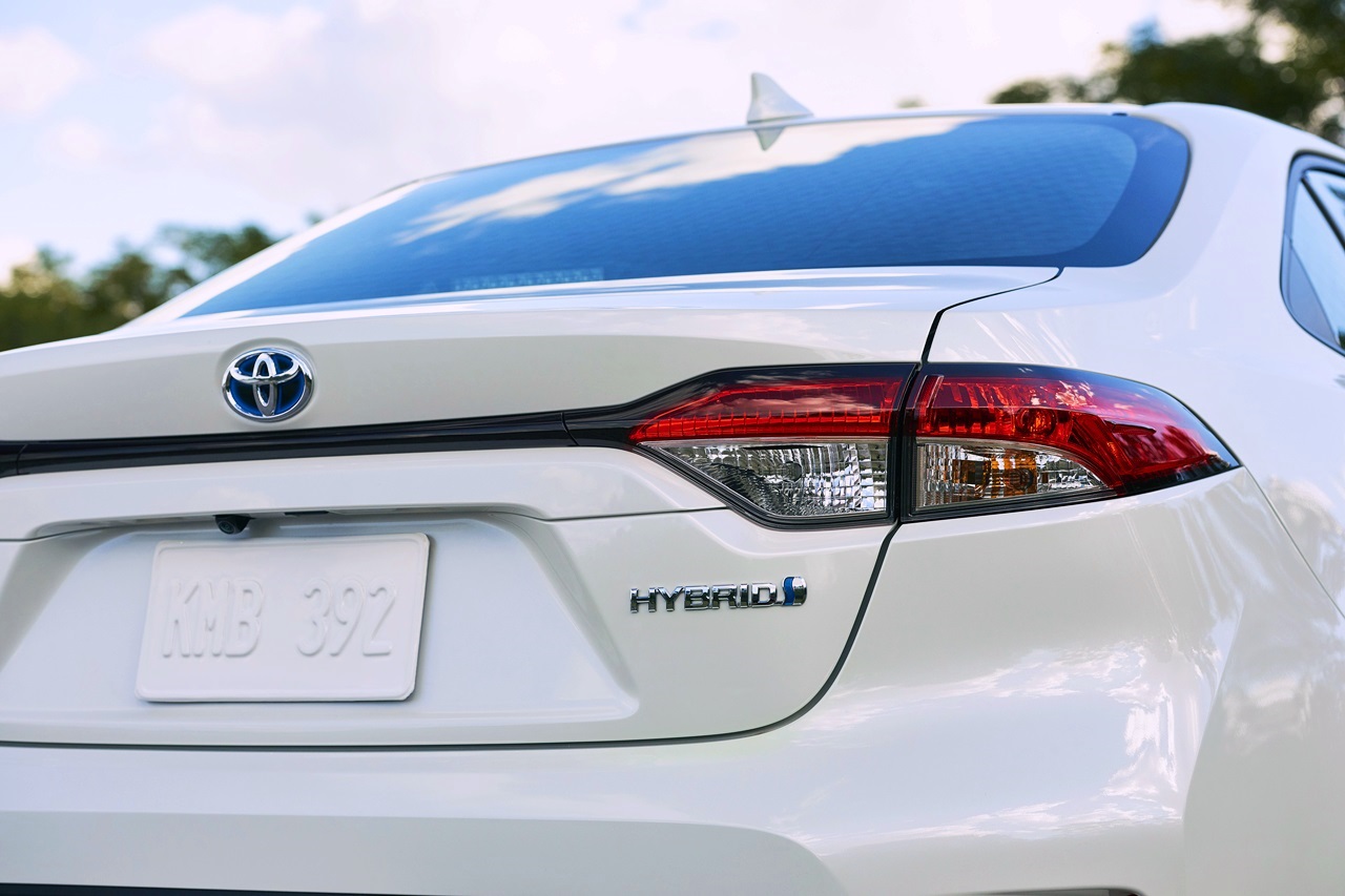 トヨタがlaオートショー18に カローラセダン Hv ハイブリッド を出展 日本上陸はあるか Clicccar Com