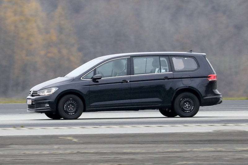 「VWの新型ミニバン開発車両を初スクープ！高性能「R」も用意」の5枚目の画像