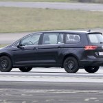 VWの新型ミニバン開発車両を初スクープ！高性能「R」も用意 - Spy-Photo