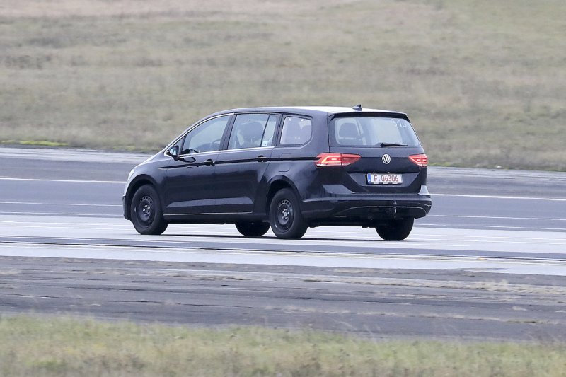 「VWの新型ミニバン開発車両を初スクープ！高性能「R」も用意」の11枚目の画像
