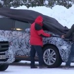「【動画】メルセデス・ベンツの旗艦SUV・新型「GLS」が480馬力V8を引っさげ豪雪からニュルまで走行テスト」の6枚目の画像ギャラリーへのリンク