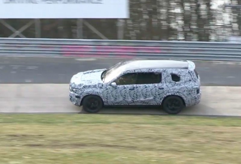 「【動画】メルセデス・ベンツの旗艦SUV・新型「GLS」が480馬力V8を引っさげ豪雪からニュルまで走行テスト」の4枚目の画像