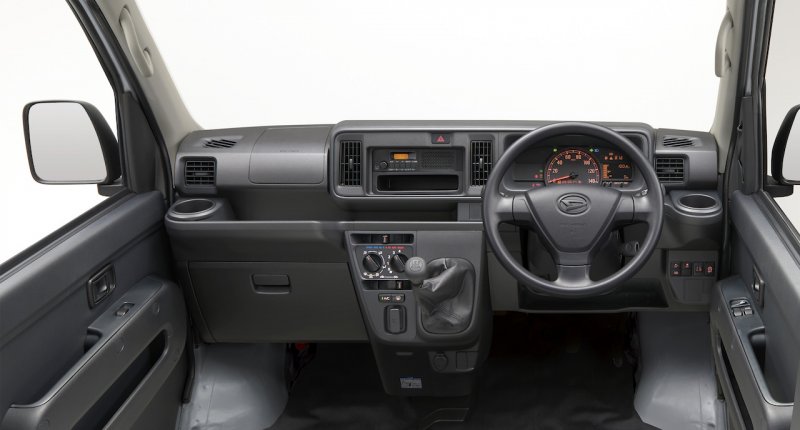 「【新車】ダイハツ・ハイゼット カーゴのMT車にも「スマートアシストⅢ」を標準装備。ほぼ全ての商用車に「スマアシ」を搭載完了」の9枚目の画像