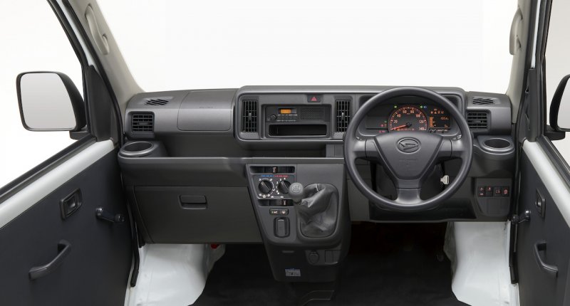 「【新車】ダイハツ・ハイゼット カーゴのMT車にも「スマートアシストⅢ」を標準装備。ほぼ全ての商用車に「スマアシ」を搭載完了」の11枚目の画像