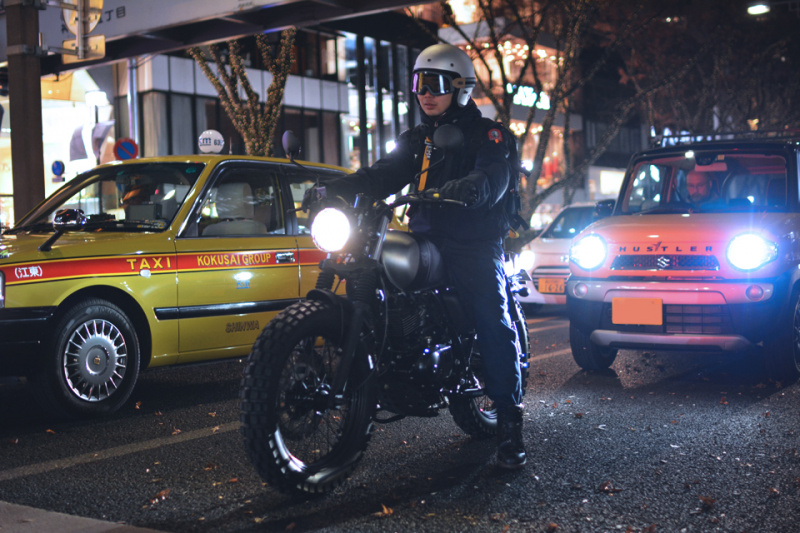 「都内ナイトツーリングで検証！　MUTT Motorcycle RS-13は見た目だけじゃなく乗り味も若者向け」の1枚目の画像
