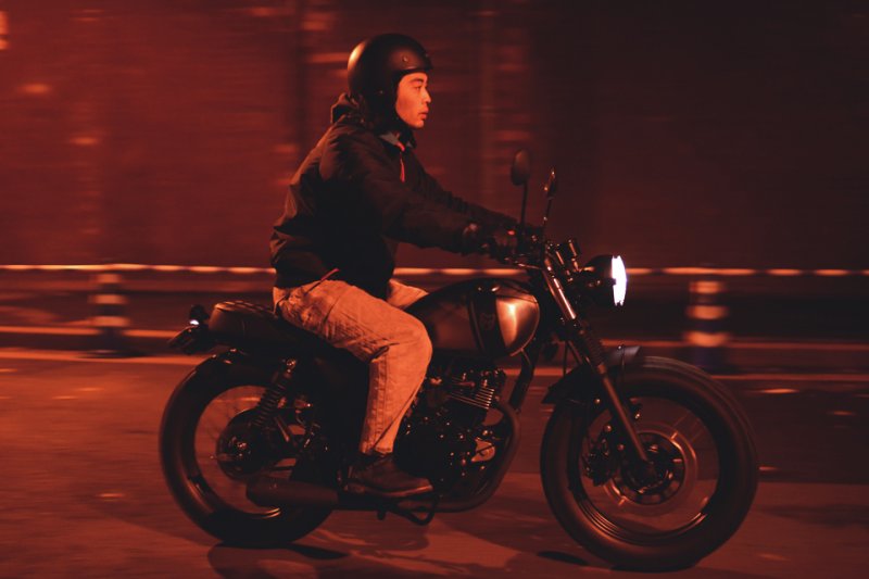 「都内ナイトツーリングで検証！　MUTT Motorcycle RS-13は見た目だけじゃなく乗り味も若者向け」の9枚目の画像
