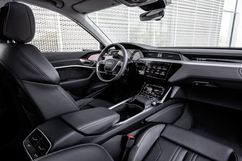 「【初試乗】「Audi e-tron」は、アウディらしいダイナミクスをもったEVカーだった。」の6枚目の画像