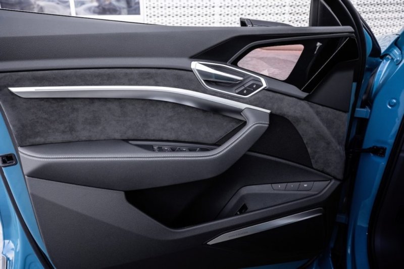 「【初試乗】「Audi e-tron」は、アウディらしいダイナミクスをもったEVカーだった。」の14枚目の画像
