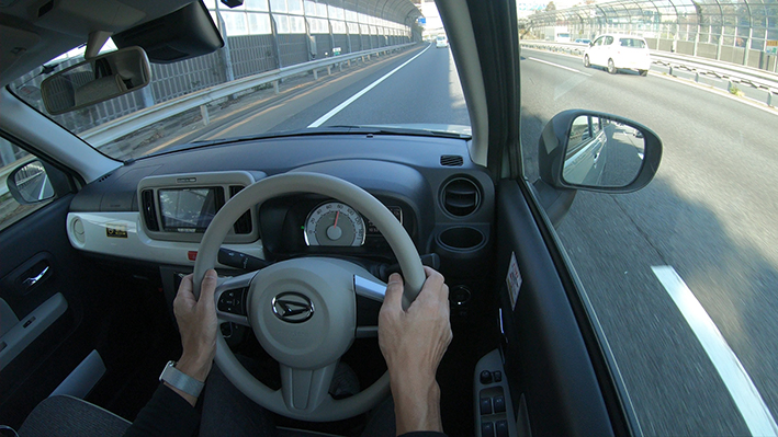 「【ミラ トコット試乗】ダイハツの「プリティ軽」トコットは一般道から高速道路まで乗り心地しっとり」の24枚目の画像